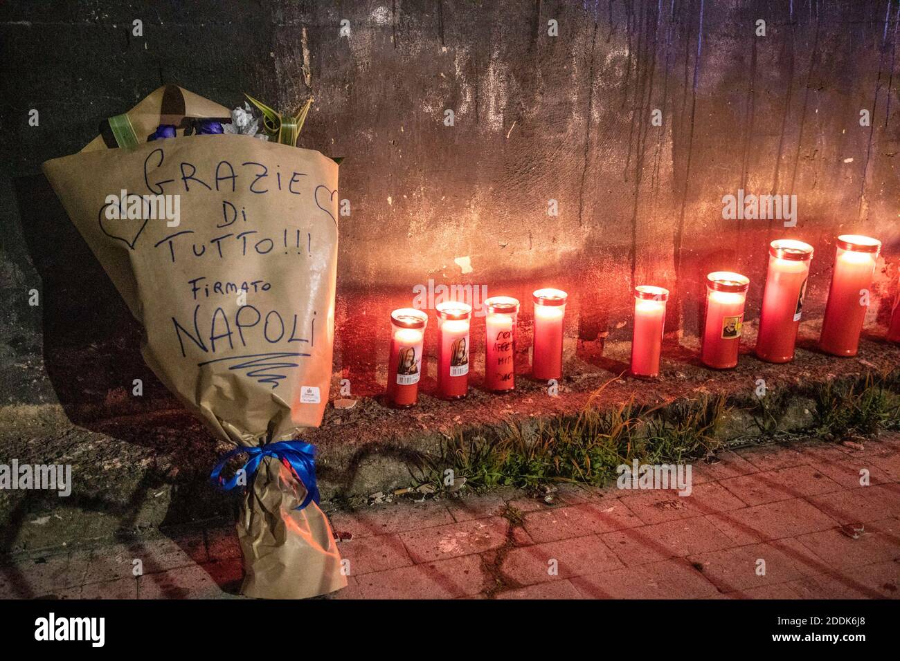 Naples, CAMPANIE, ITALIE. 25 novembre 2020. 25/11/2020 Naples, à l'occasion de la mort de Diego Armando Maradona, les Napolitains viennent d'apprendre la nouvelle de la mort du pibe de oro, le plus grand joueur de football de tous les temps, qui avait joué dans la ville napolitaine pendant 7 ans, dont faire Naples remporte de nombreux trophées. Les Napolitains ont pris dans les rues pour se souvenir de lui avec des lumières et des chorales de stade.dans la photo: Peintures murales de Maradona faites par l'artiste Jorit dans la banlieue de San Giovanni A teduccio crédit: Fabio Sasso/ZUMA Wire/Alamy Live News Banque D'Images