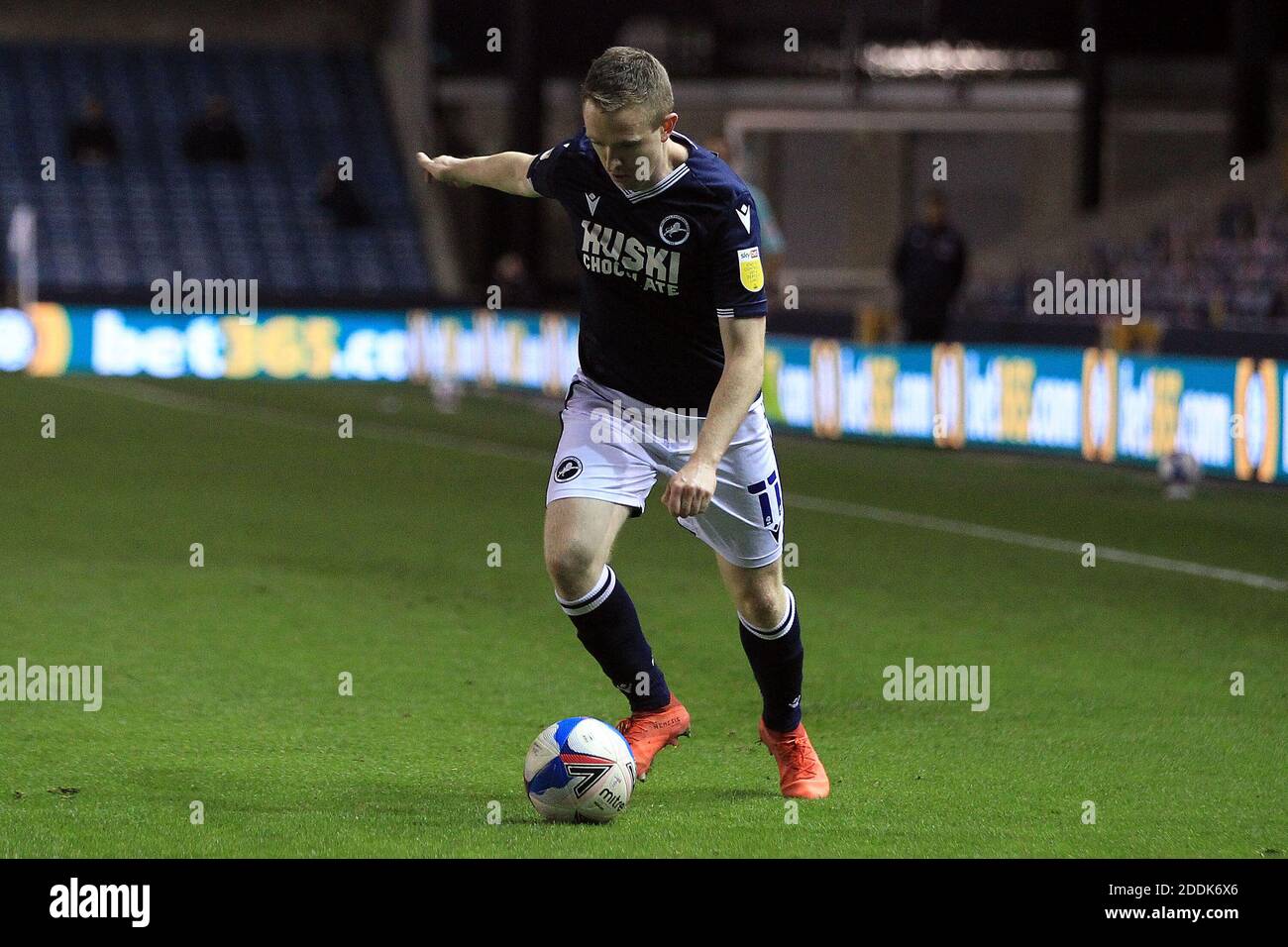 Londres, Royaume-Uni. 25 novembre 2020. Shane Ferguson de Millwall en action pendant le match. EFL Skybet Championship Match, Millwall v Reading at the Den à Londres le mercredi 25 novembre 2020. Cette image ne peut être utilisée qu'à des fins éditoriales. Utilisation éditoriale uniquement, licence requise pour une utilisation commerciale. Aucune utilisation dans les Paris, les jeux ou les publications d'un seul club/ligue/joueur. photo par Steffan Bowen/Andrew Orchard sports photographie/Alay Live news crédit: Andrew Orchard sports photographie/Alay Live News Banque D'Images