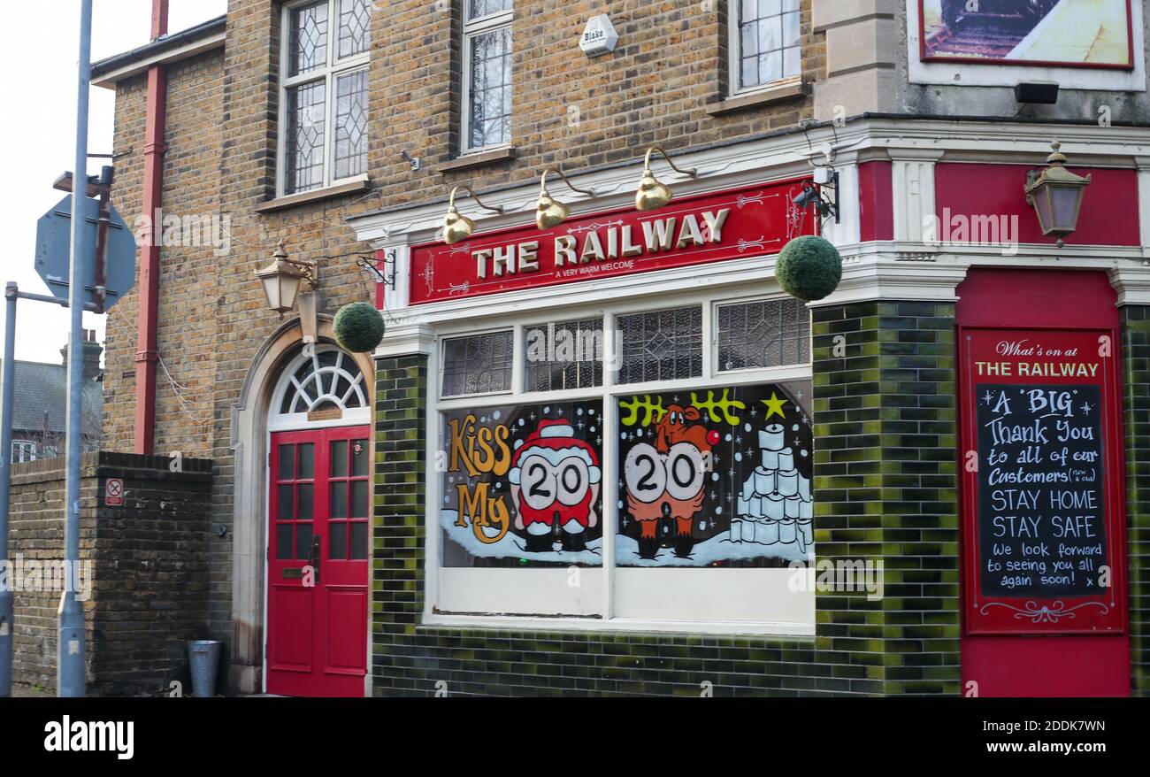 SOUTHEND ON SEA, ANGLETERRE, novembre 20 2020, les pubs se préparent à rouvrir à temps pour Noël, après dans toute l'Angleterre des magasins non essentiels ainsi que des bars, des restaurants, Les salles de gymnastique et les salons de coiffure ont été fermés dans le cadre du deuxième confinement national du coronavirus, qui a commencé le 5 novembre et se termine le 2 décembre (Credit ; Lucy North | MI News) Credit: MI News & Sport /Alay Live News Banque D'Images