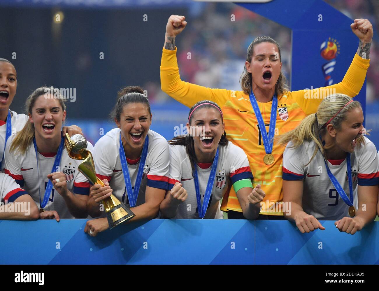 Les coéquipiers des Etats-Unis célèbrent avec le trophée coupe du monde des femmes de la FIFA à la fin du match final de la coupe du monde des femmes de la FIFA 2019 USA v pays-Bas au Stade de Lyon le 7 juillet 2019 à Lyon, France.photo par Christian Liewig/ABACAPRESS.COM Banque D'Images