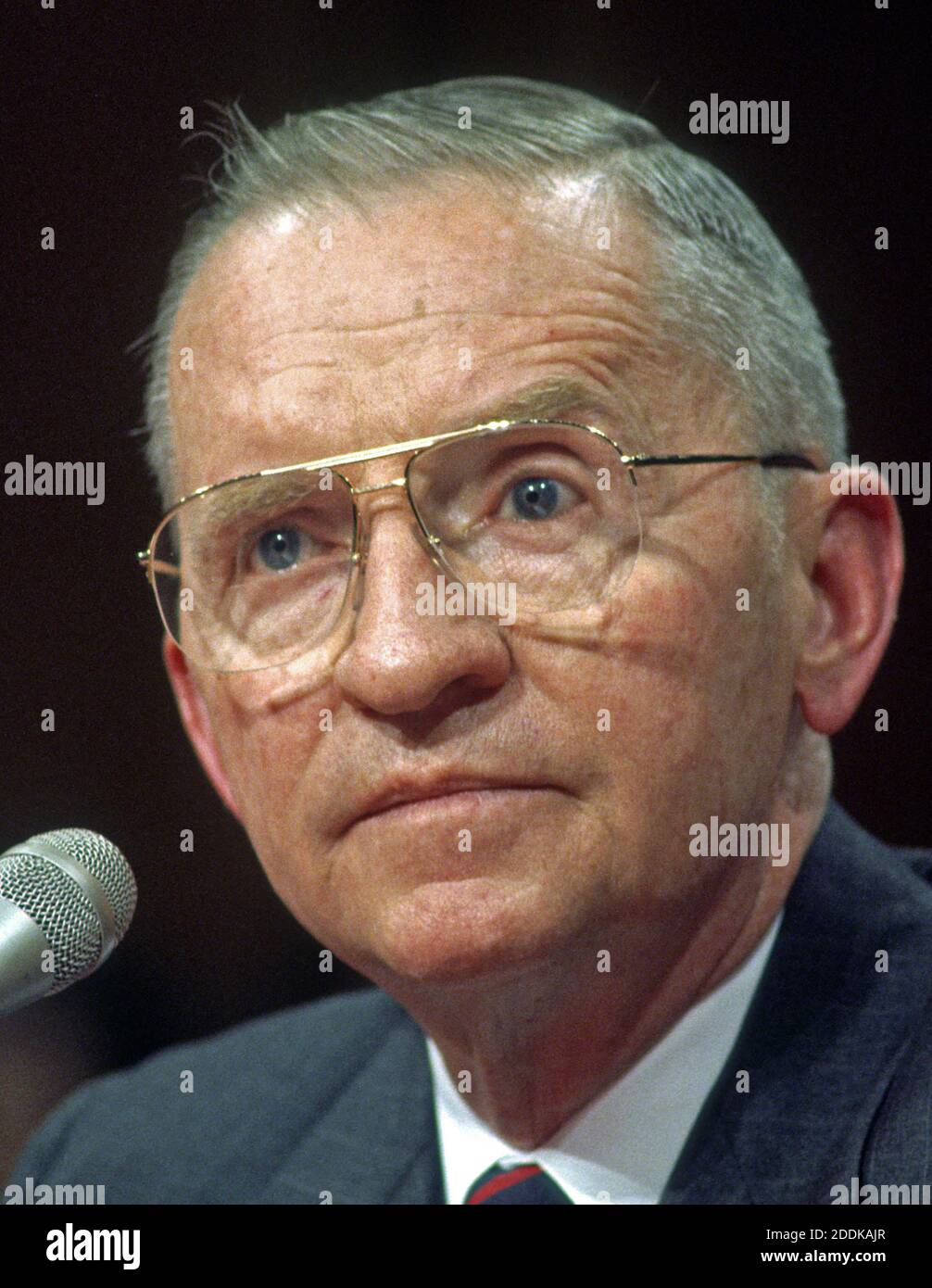 Ross Perot, ancien candidat d'un tiers pour le Président des États-Unis, témoigne devant le Comité mixte sur l'organisation du Congrès à Capitol Hill, à Washington, DC, États-Unis, le mardi 2 mars 1993. Dans son témoignage, Perot a conseillé au comité d'éliminer les privilèges spéciaux accordés aux députés, comme la protection contre les découvert dans leur propre banque, et d'établir de nouvelles normes éthiques visant à rétablir la confiance des gens dans l'institution. Photo de Ron Sachs / CNP/ABACAPRESS.COM Banque D'Images