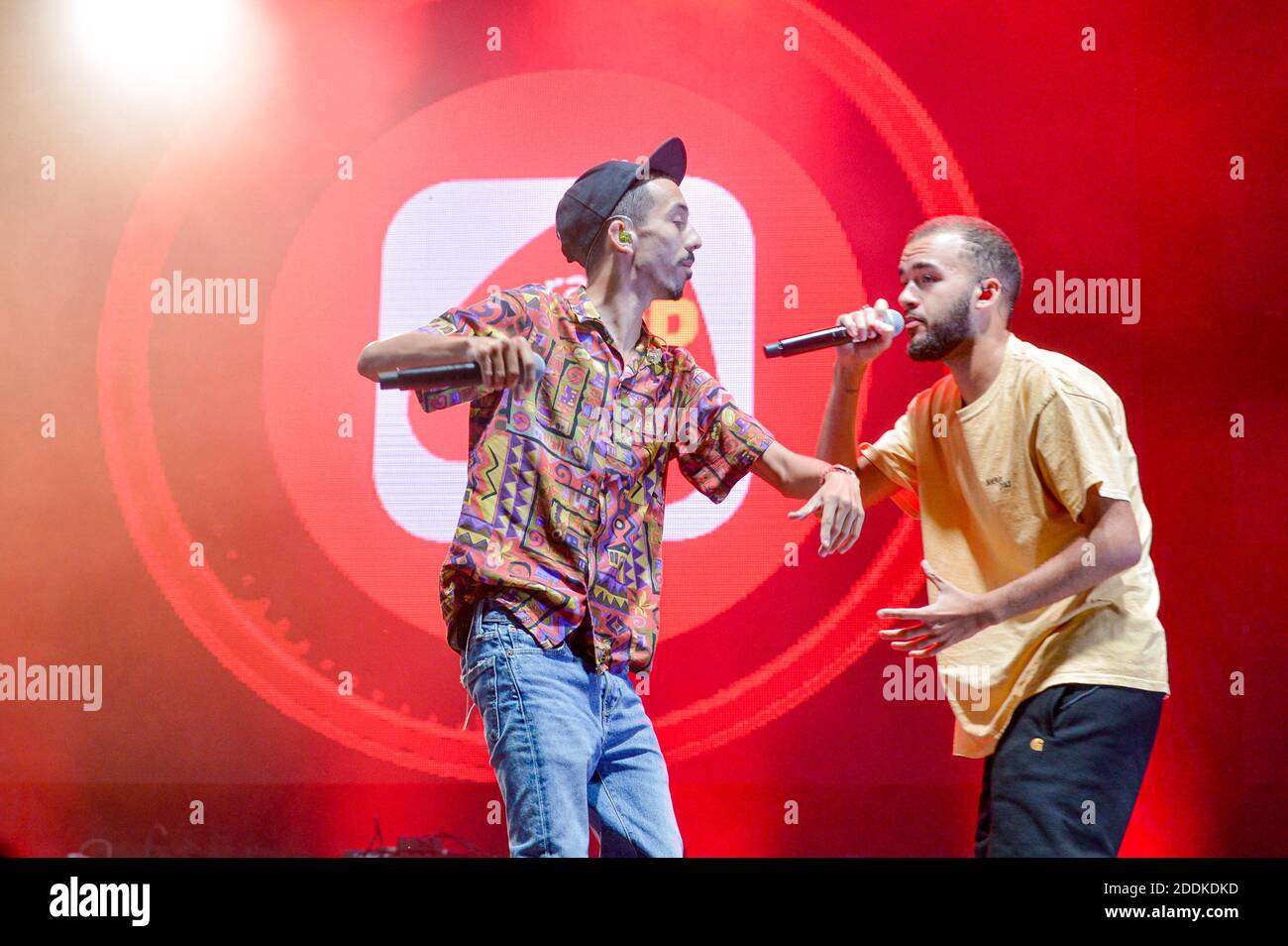 Big Flo & Oli se produit en direct sur scène lors du radio Scoop Music Tour 2019 à Feurs, en France, le 13 juillet 2019. Photo de Julien Reynaud/APS-Medias/ABACAPRESS.COM Banque D'Images