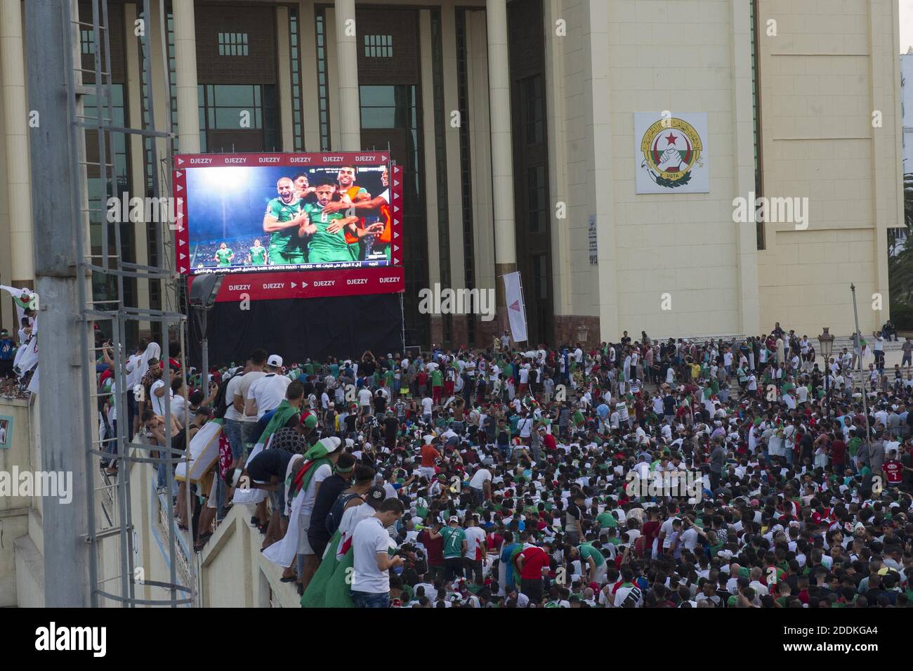 Les supporters de l'équipe nationale de football algérienne célèbrent dans les rues après que l'Algérie ait été couronnée vainqueur de la coupe d'Afrique des Nations 2019 après leur victoire contre le Sénégal en finale. Algérie, Alger le 19 juillet 2019. Photo par Ammi Louiza/ABACAPRESS.COM Banque D'Images