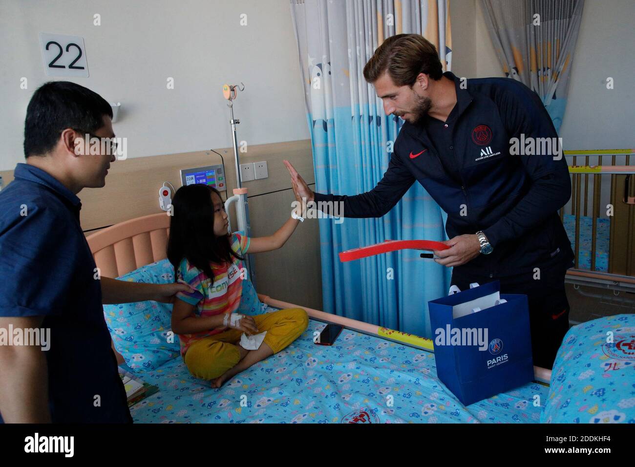 DOCUMENT - l'entraîneur de Paris Saint-Germain Thomas Tuchel et les joueurs Kevin Trapp et Abdou Diallo en visite à l'Université Huazhong de la Science et de la technologie Union Shenzhen Hospital à Shenzhen, Chine, le 24 juillet 2019. Photo de C.Gavelle/PSG/ABACAPRESS.COM Banque D'Images