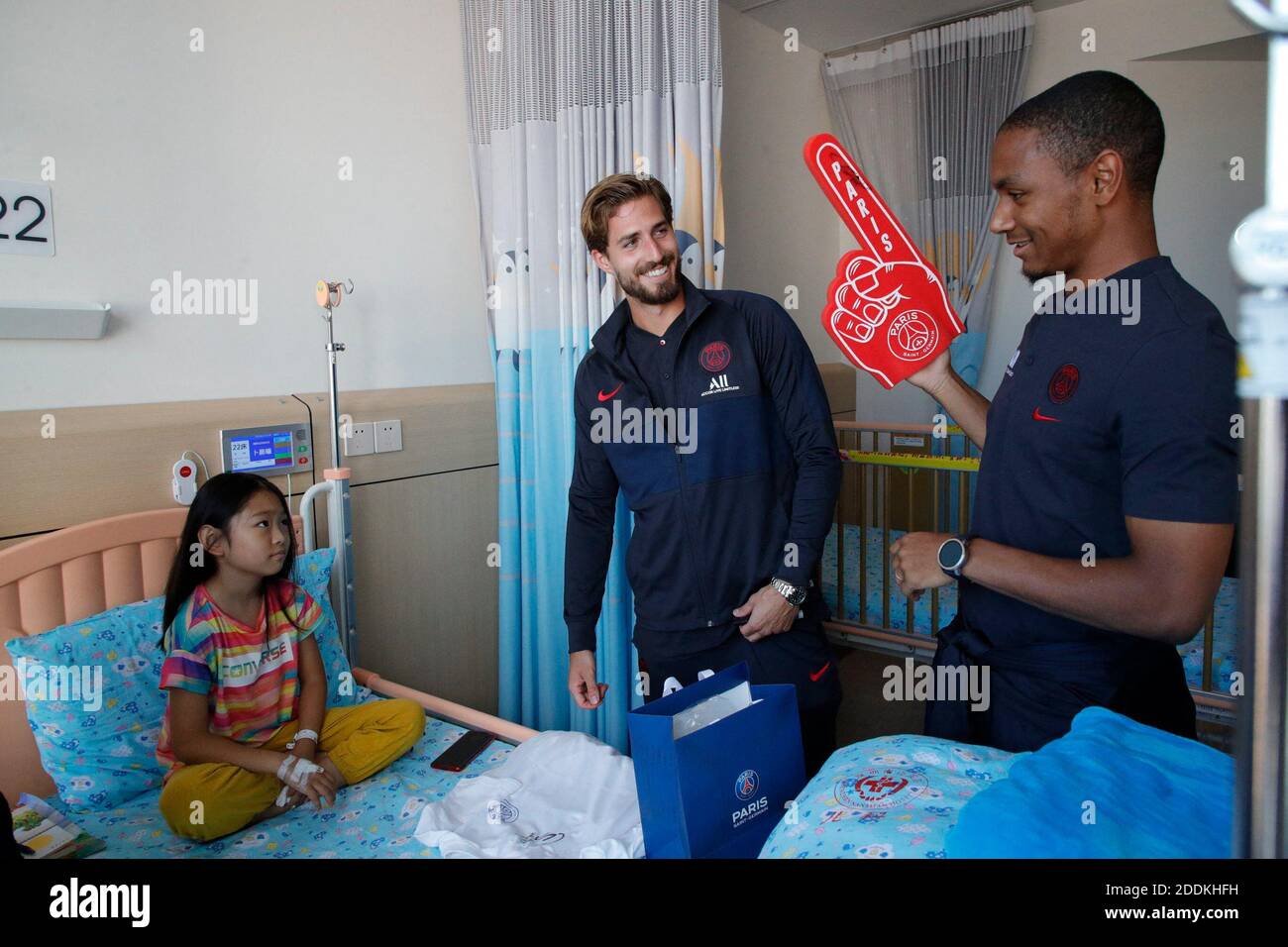 DOCUMENT - l'entraîneur de Paris Saint-Germain Thomas Tuchel et les joueurs Kevin Trapp et Abdou Diallo en visite à l'Université Huazhong de la Science et de la technologie Union Shenzhen Hospital à Shenzhen, Chine, le 24 juillet 2019. Photo de C.Gavelle/PSG/ABACAPRESS.COM Banque D'Images