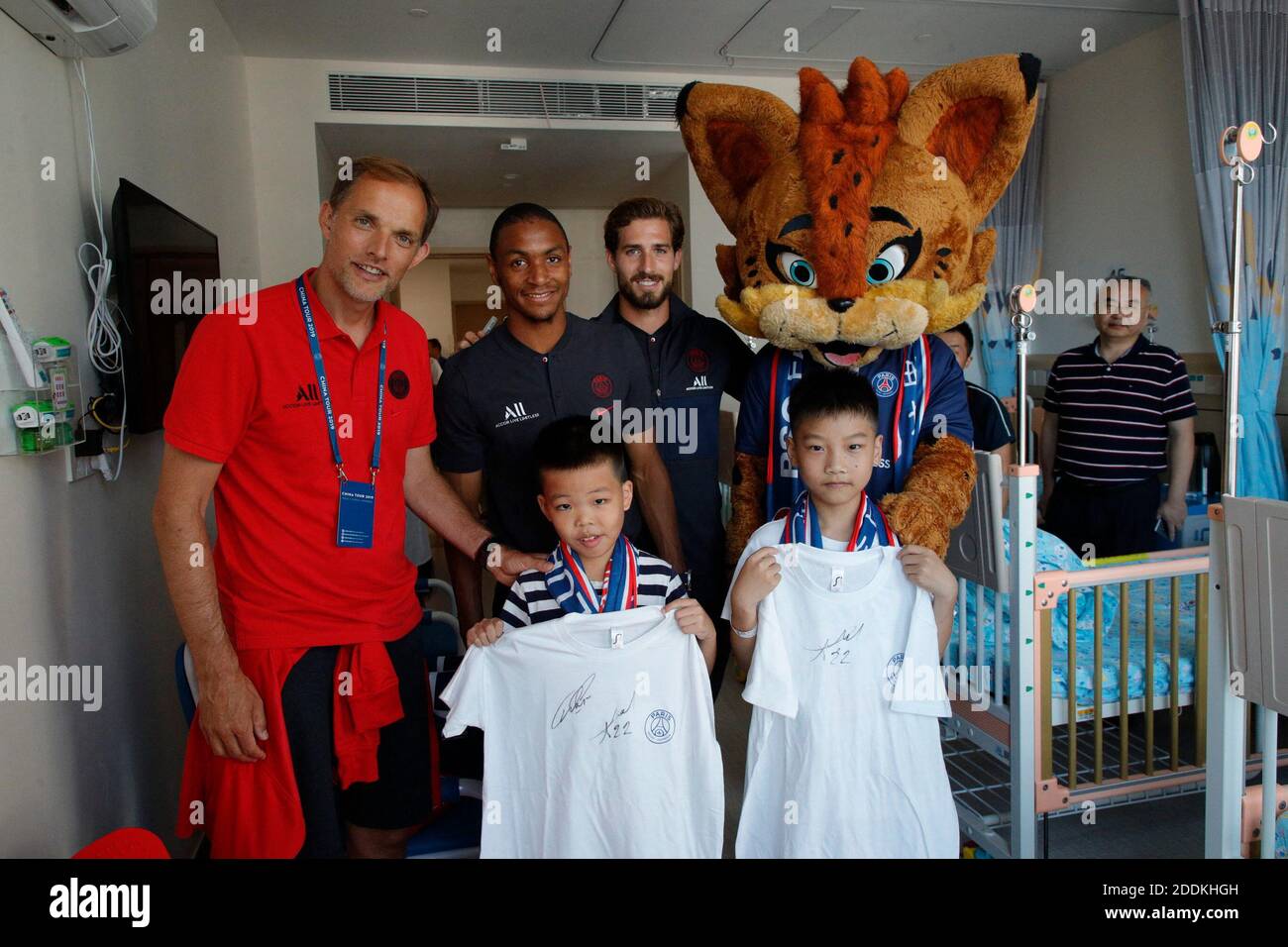 DOCUMENT - l'entraîneur de Paris Saint-Germain Thomas Tuchel et les joueurs Kevin Trapp et Abdou Diallo en visite à l'Université Huazhong de la Science et de la technologie Union Shenzhen Hospital à Shenzhen, Chine, le 24 juillet 2019. Photo de C.Gavelle/PSG/ABACAPRESS.COM Banque D'Images