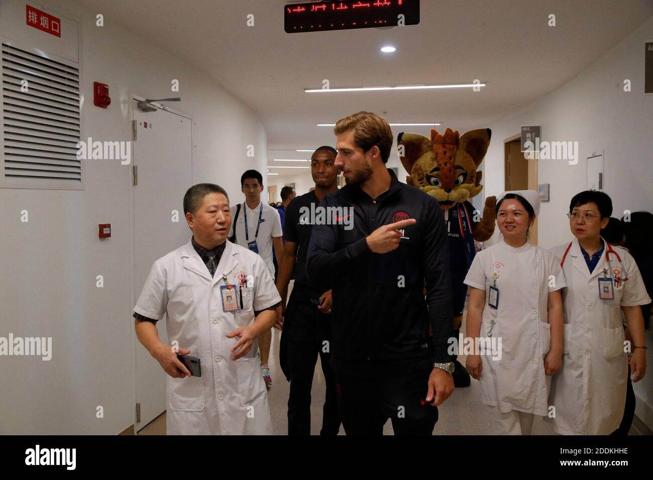 DOCUMENT - l'entraîneur de Paris Saint-Germain Thomas Tuchel et les joueurs Kevin Trapp et Abdou Diallo en visite à l'Université Huazhong de la Science et de la technologie Union Shenzhen Hospital à Shenzhen, Chine, le 24 juillet 2019. Photo de C.Gavelle/PSG/ABACAPRESS.COM Banque D'Images