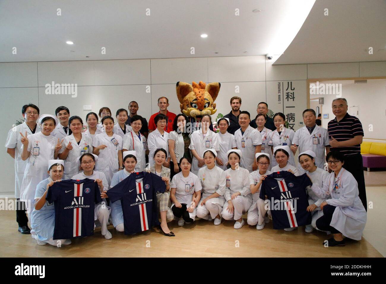 DOCUMENT - l'entraîneur de Paris Saint-Germain Thomas Tuchel et les joueurs Kevin Trapp et Abdou Diallo en visite à l'Université Huazhong de la Science et de la technologie Union Shenzhen Hospital à Shenzhen, Chine, le 24 juillet 2019. Photo de C.Gavelle/PSG/ABACAPRESS.COM Banque D'Images