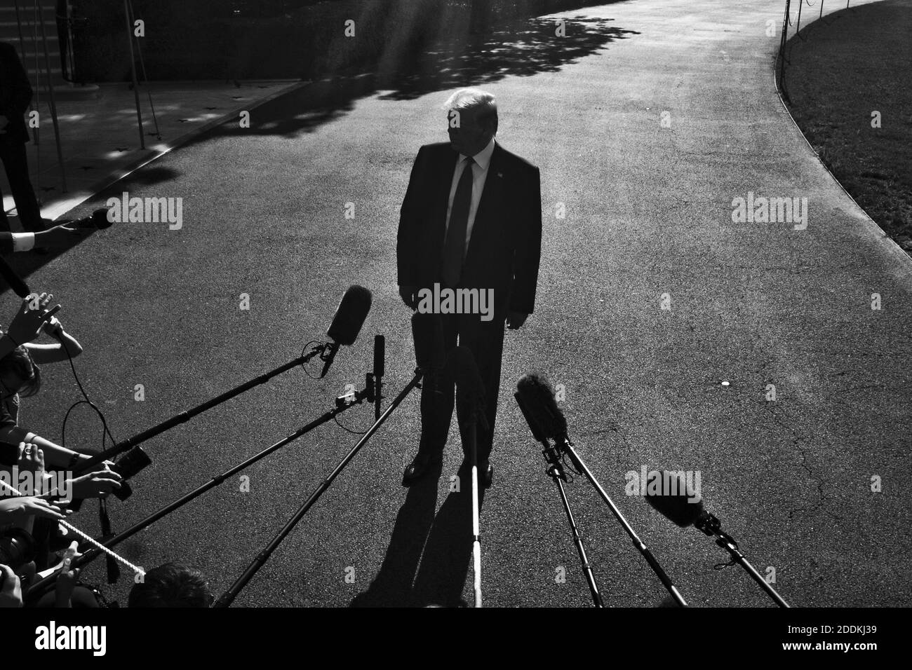 Le président Donald Trump s'adresse aux médias sur le chemin de Marine One, sur la pelouse sud de la Maison Blanche, le 30 juillet 2019, à Washington, D.C., alors qu'il part pour Williamsburg, en Virginie, pour faire des remarques à l'occasion du 400e anniversaire de l'Assemblée législative du premier représentant. La première Assemblée législative représentative a été le premier organe directeur représentatif à se réunir en Amérique du Nord. Il continue de se rencontrer à ce jour. Photo de Pete Marovich/ABACAPRESS.COM Banque D'Images