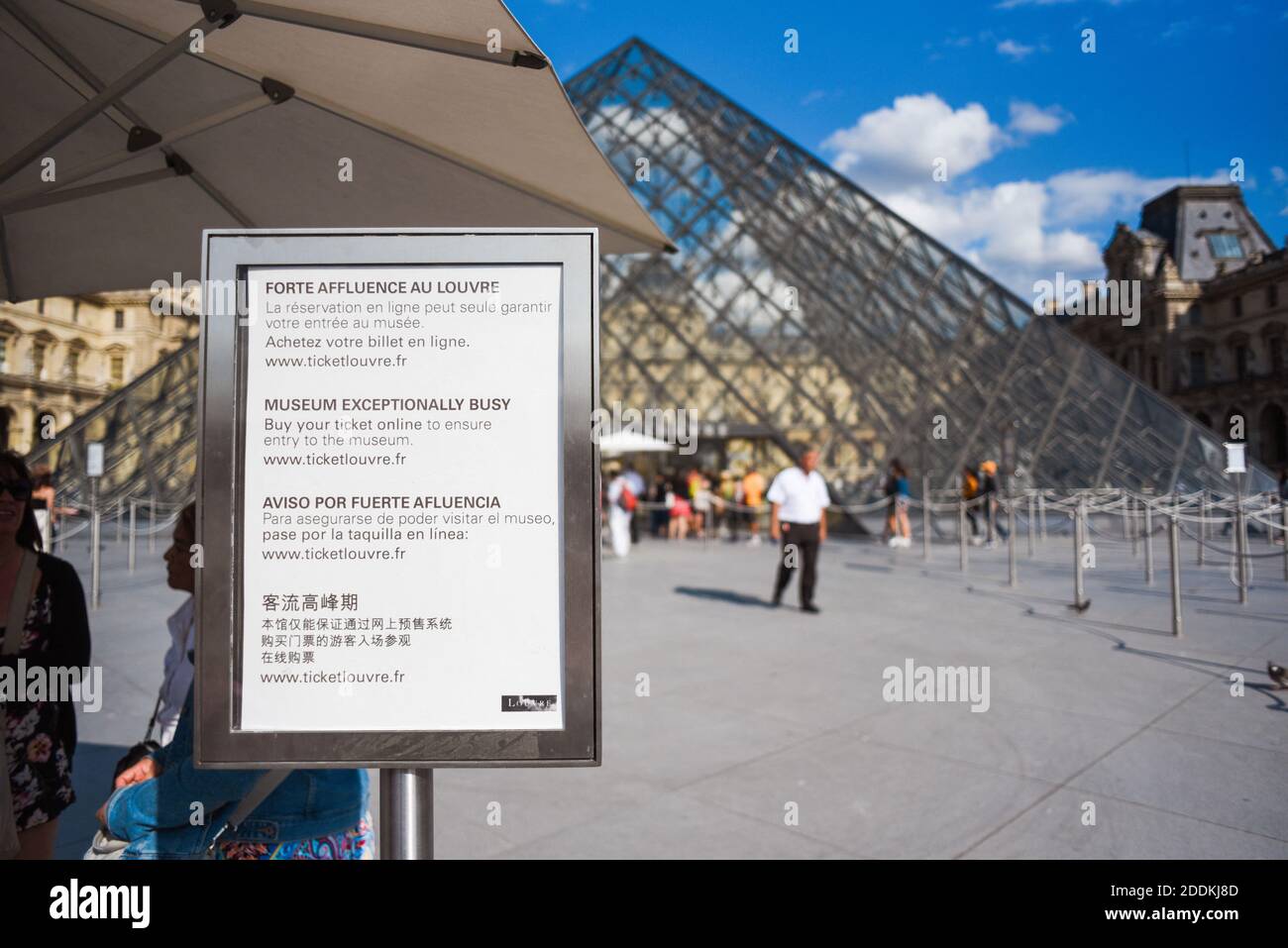 Un panneau se trouve devant la Pyramide du Louvre le 31 2019 juillet à  Paris, en France. Quiconque prévoit de visiter le musée du Louvre à Paris a  été averti de réserver