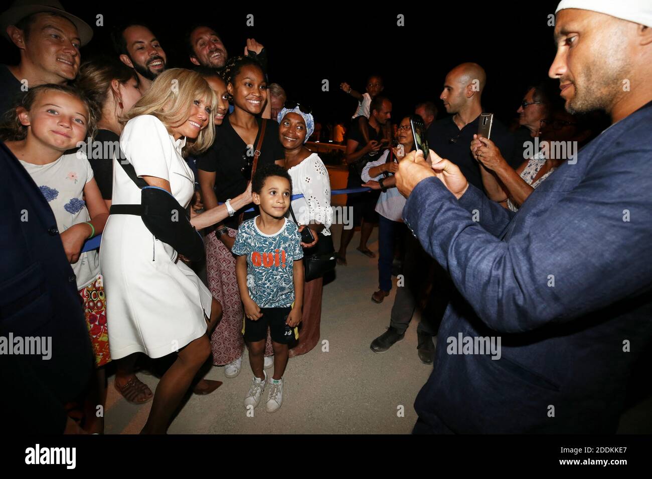 La première femme du président français Emmanuel Macron, Brigitte Macron, prend un bain de foule à la suite de la commémoration du 75e anniversaire de la libération de la ville de Bormes-les-Mimosas, lors du 75e anniversaire du débarquement allié en Provence pendant la Seconde Guerre mondiale qui a permis de libérer le sud de la France, Le 17 août 2019, à Bormes-les-Mimosas. Photo de Dominique Jacovides/Pool/ABACAPRESS.COM Banque D'Images