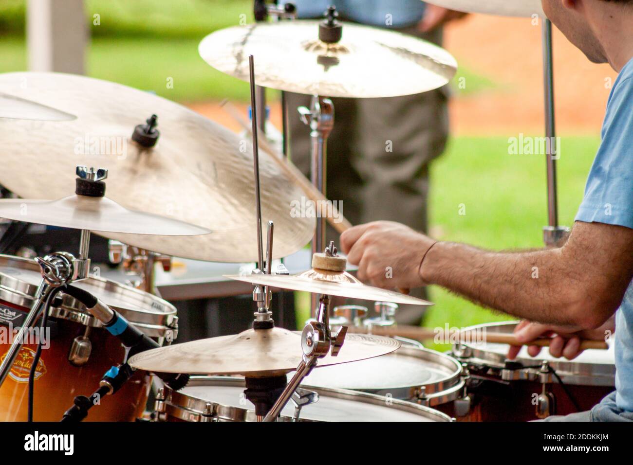 Gros plan du batteur jouant à Snare Drum sur Kit en carré pendant la performance musicale. Banque D'Images