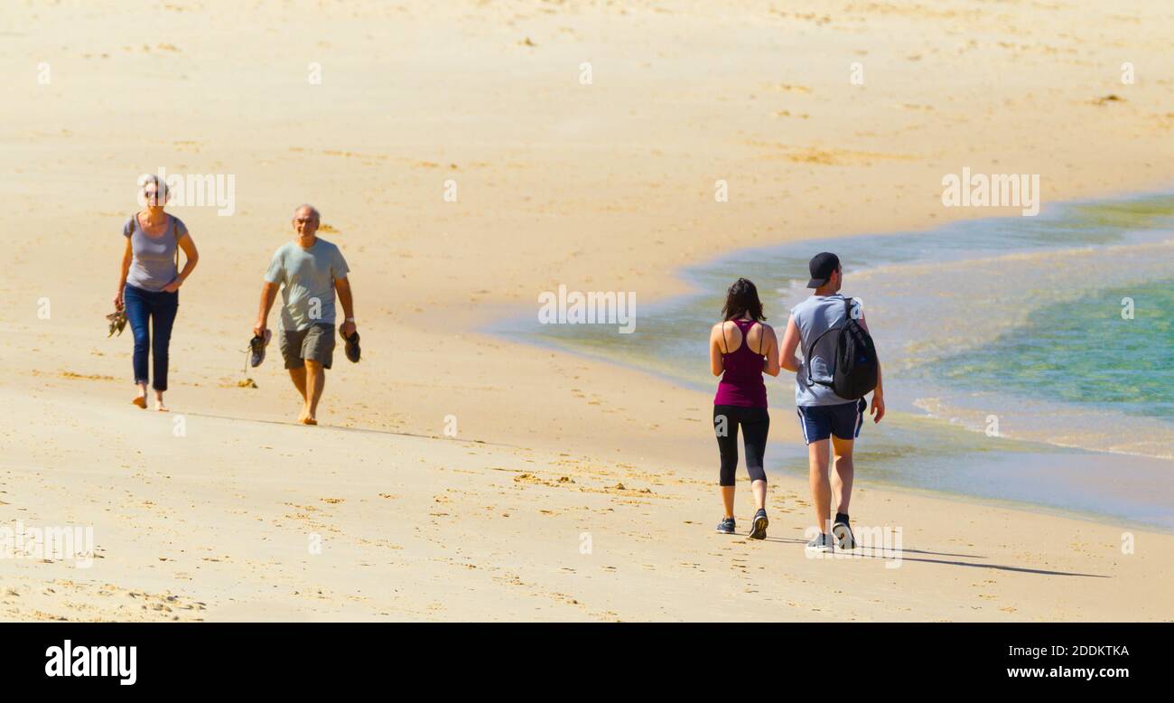 Couples marchant sur la plage à Bumbora point à Yarra Bay sur Botany Bay à Sydney, en Australie. Banque D'Images