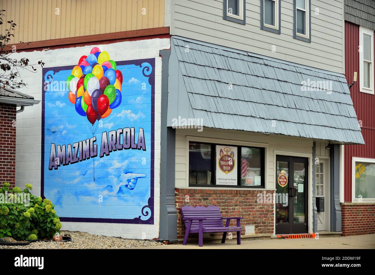 Arcola, Illinois, États-Unis. Un petit musée de ville avec un mur latéral orné d'une fresque murale colorée qui annonce l'attrait de la communauté. Banque D'Images