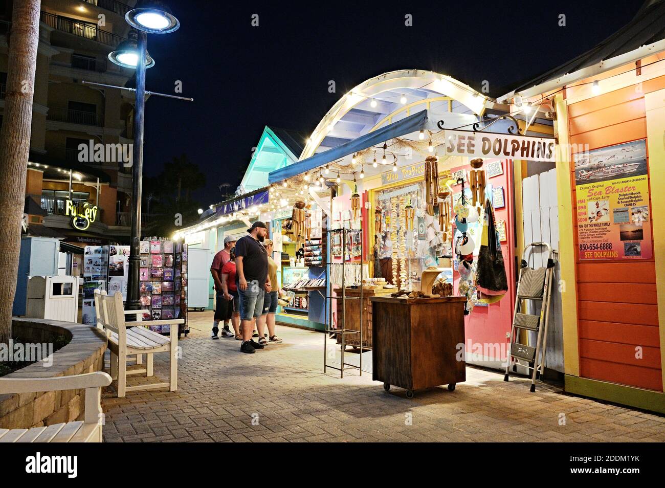 Famille touristique s'arrêtant à la boutique du village de Harborwalk ou aux boutiques de l'attraction touristique de destin, Floride, États-Unis. Banque D'Images