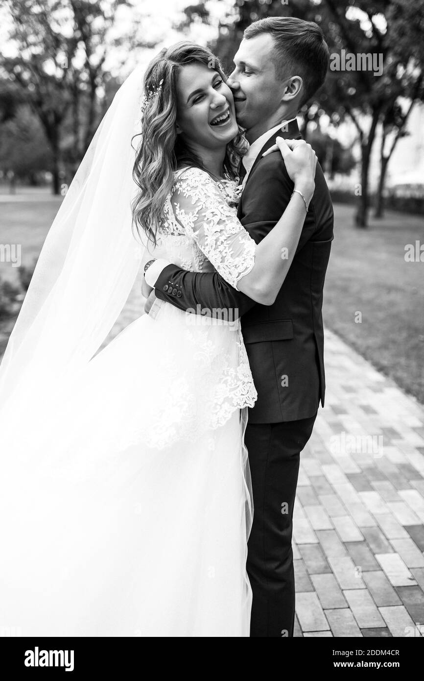 beau jeune couple de mariage dans la nature Banque D'Images