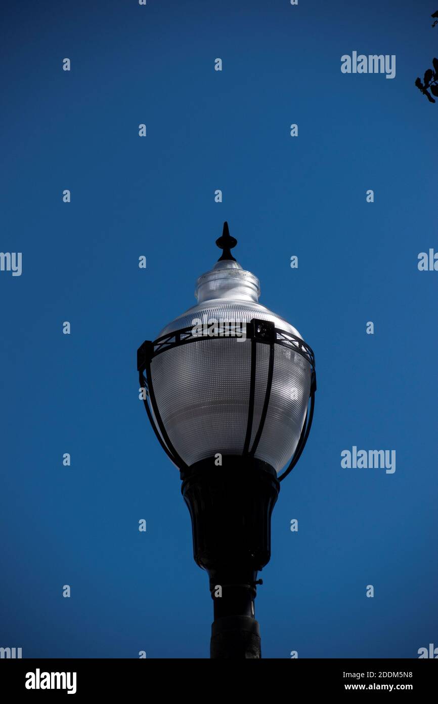 lumière de rue antique avec fond bleu ciel par une journée ensoleillée Banque D'Images