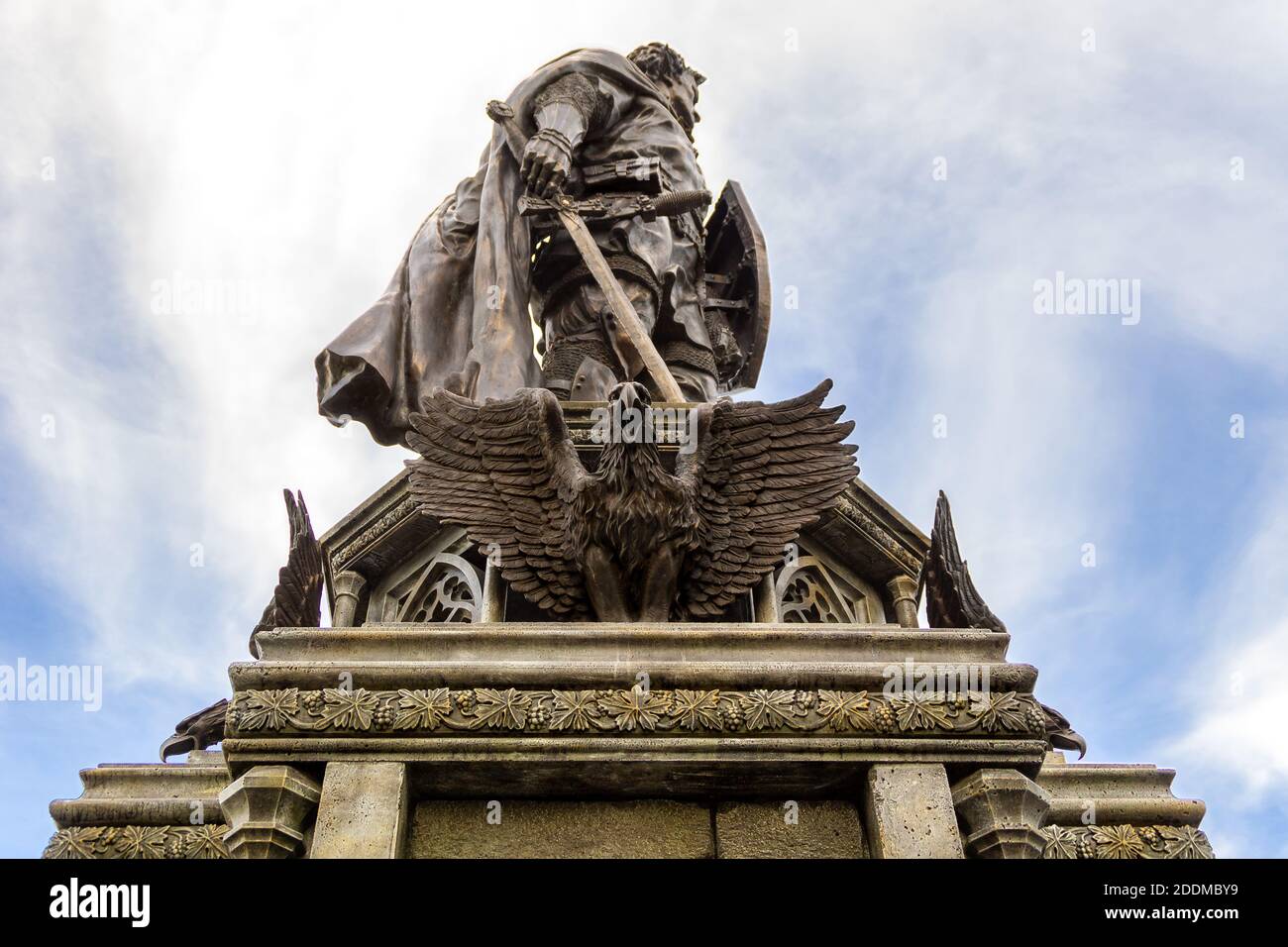 en profil une statue d'un guerrier avec une épée et un bouclier dans ses mains, à ses pieds aigles avec des ailes étirées Banque D'Images