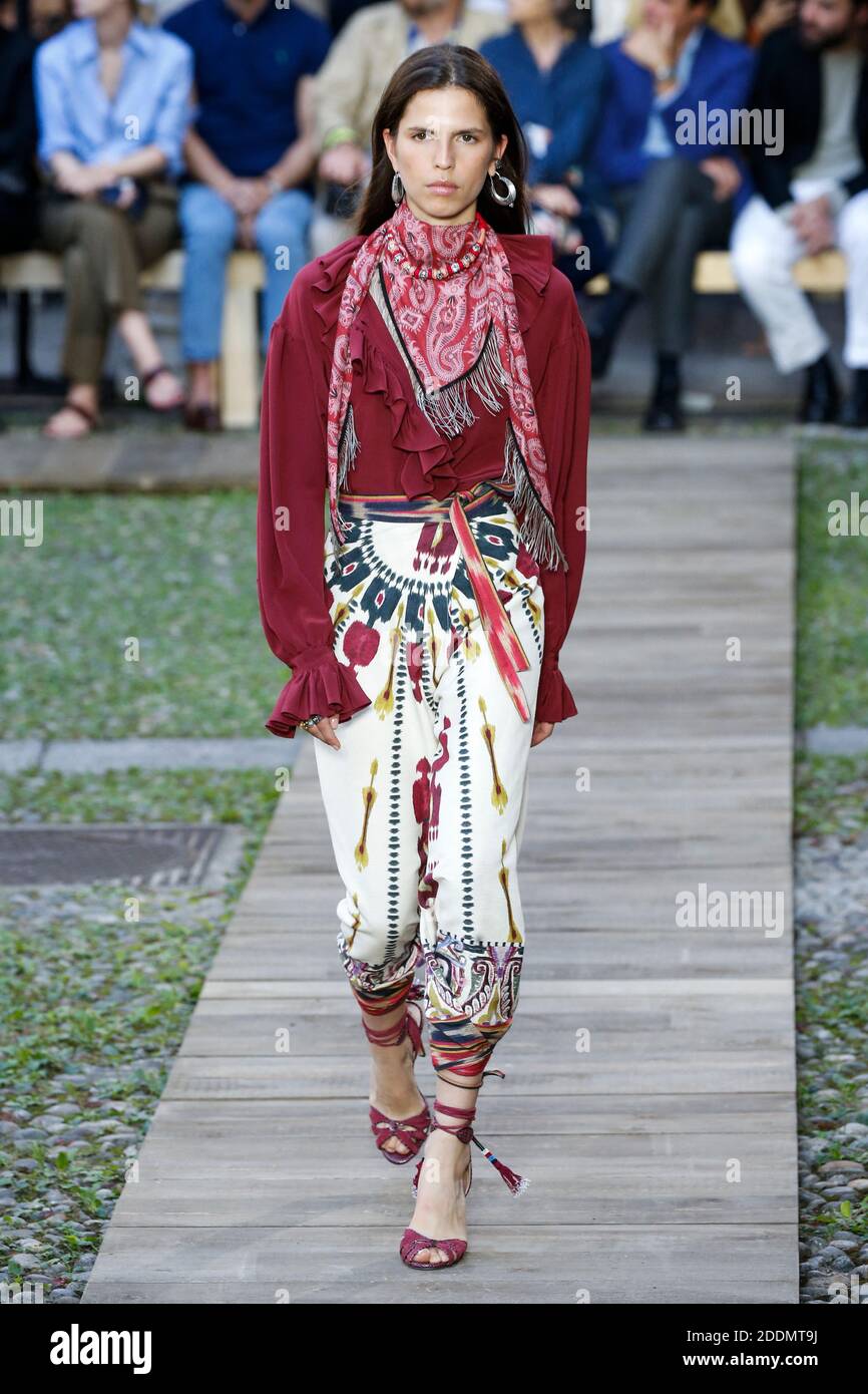 Un modèle marche sur la piste du spectacle Etro lors de la semaine de la mode de Milan Printemps/été 2020 le 20 septembre 2019 à Milan, Italie. Photo d'Alain Gil-Gonzalez/ABACAPRESS.COM Banque D'Images