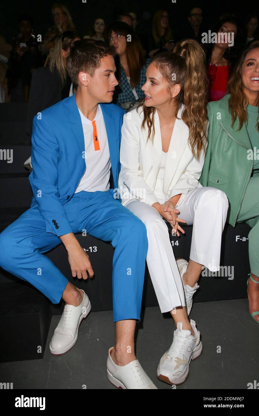 Barbara Palvin Et Dylan Sprouse Barbara Palvin et Dylan Sprouse participent au défilé de mode Hugo Boss  lors de la semaine de la mode de Milan le 22 septembre 2019 à Milan, en  Italie. Photo de Marco