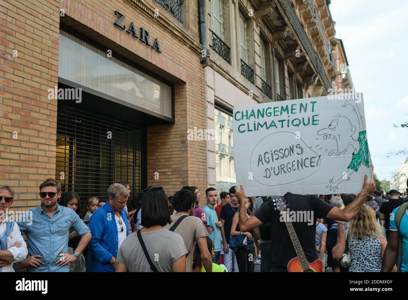 Affiche contre le réchauffement climatique, devant le magasin ZARA protégé  par des grils. Pour le 45e samedi consécutif, les Vêtes jaunes ont  manifesté dans les rues de Toulouse (France). La mobilisation, qui