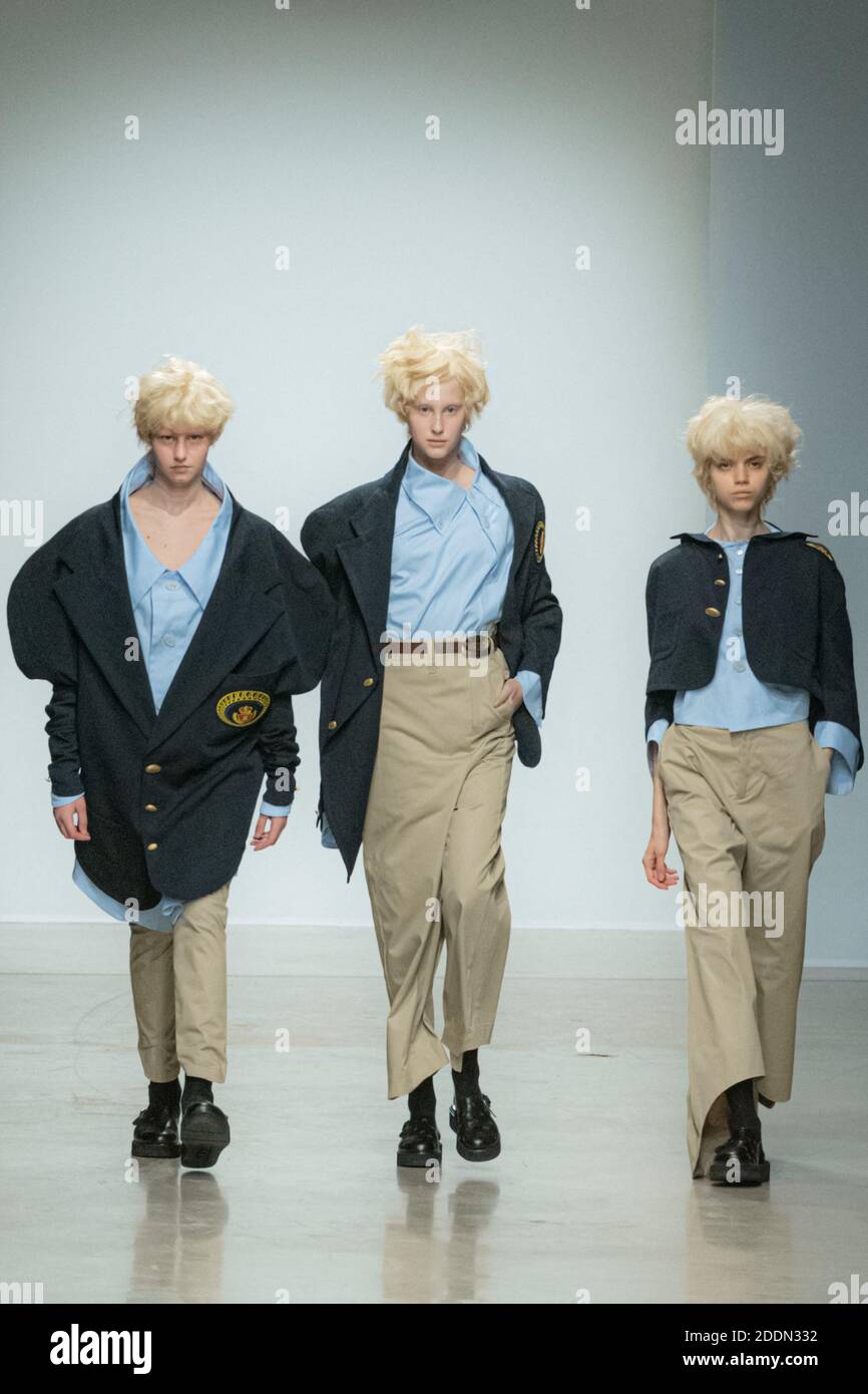 Un modele marche sur la piste pendant le defile pret a porter Printemps ete 2020 dans le cadre de la semaine de la mode de Paris le 24 septembre 2019 a Paris France. Photo de