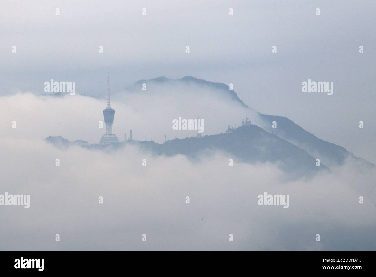Nuages à travers le sommet de ng Tung Shan, « China Mountain », Shenzhen, province de Guangdong, Chine 23 avril 2020, photographié de Hong Kong Banque D'Images