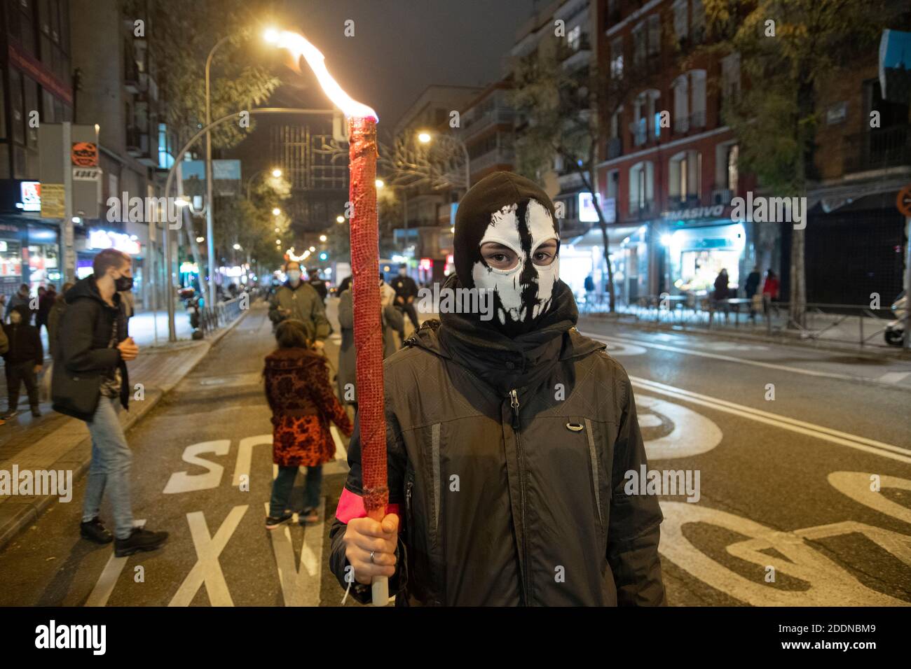 Malgré les restrictions du coronavirus, les gens sont descendus dans la rue pour exiger un changement de politique et un engagement de la part de l'ensemble de la société, en t Banque D'Images