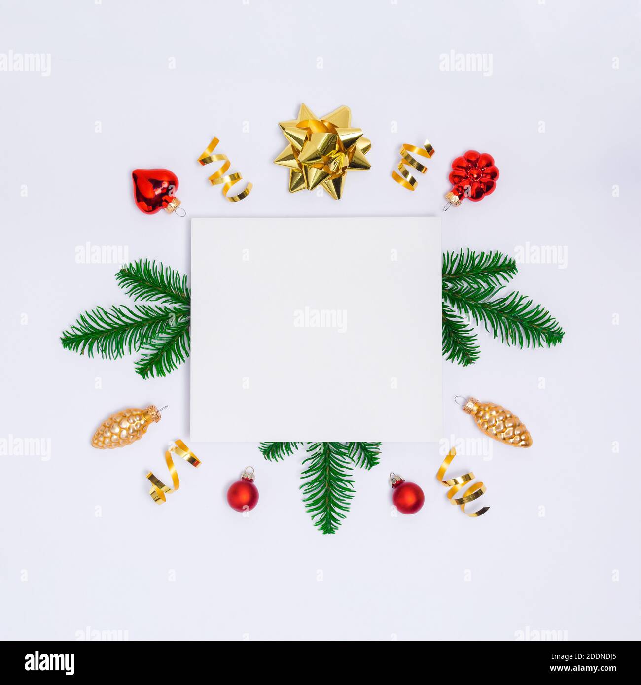 Carte postale de Noël avec papier vierge, décorations dorées, branches de sapin, confetti et sparkles sur fond clair. Pose de la feuille, vue de dessus, espace de copie Banque D'Images Carte postale de Noël avec papier vierge, décorations dorées, branches de sapin, confetti et sparkles sur fond clair. Pose de la feuille, vue de dessus, espace de copie Banque D'Images