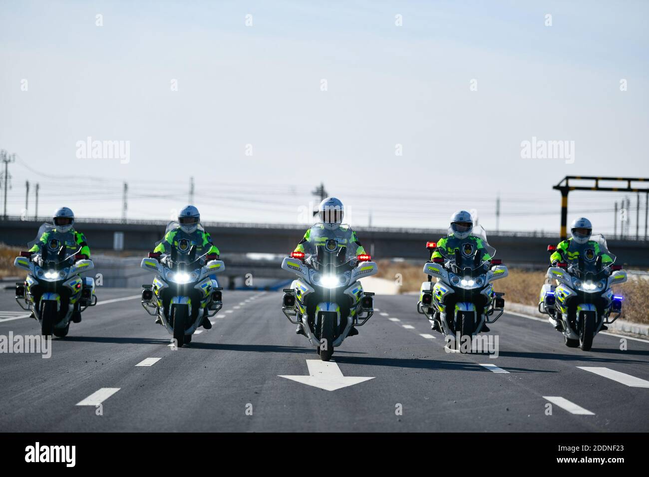 Pékin, Chine. 23 novembre 2020. Zhao Canwen (C) s'entraîne avec ses coéquipiers dans une formation de 5 unités sur un terrain d'entraînement dans la municipalité de Tianjin, dans le nord de la Chine, le 23 novembre 2020. Zhao Canwen, 29 ans, est chef adjoint des gardes de motocyclettes du Bureau de gestion de la circulation municipale de Tianjin. Il a été fier de participer aux 10 missions pour escorter les équipes médicales locales de retour de Wuhan après avoir contribué à la lutte contre la pandémie COVID-19. Pour trois des missions, il a pris le poste de chef de file dans une formation de 21 unités, qui est considérée comme le plus grand honneur pour un invité d'État. Crédit : Sun Fanyue/Xinhua/Alamy Live News Banque D'Images