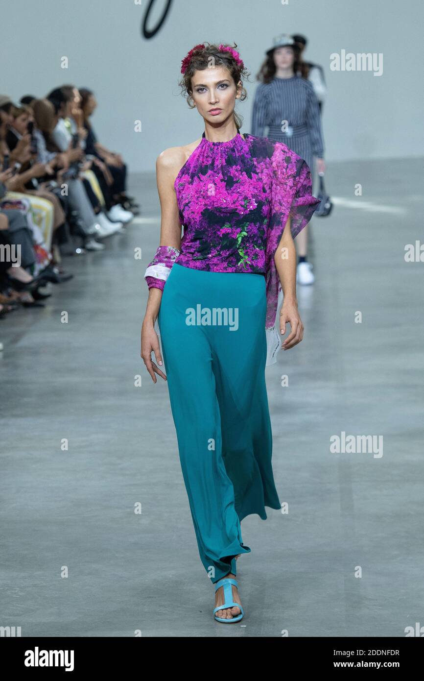 Un modele marche sur la piste lors du spectacle de femmes Agnes B. Printemps ete 2020 dans le cadre de la semaine de la mode de Paris a Paris France le 30 septembre