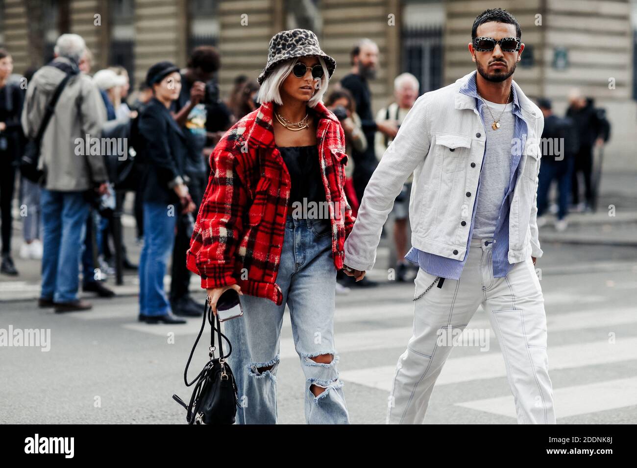 Street style, Camille Callen (Noholita) et son petit ami Saam arrivent au salon prêt-à-porter de la Rédemption Printemps-été 2020, qui s'est tenu à l'Hôtel de ville, Paris, France, le 26 septembre 2019. Photo de Marie-Paola Bertrand-Hillion/ABACAPRESS.COM Banque D'Images