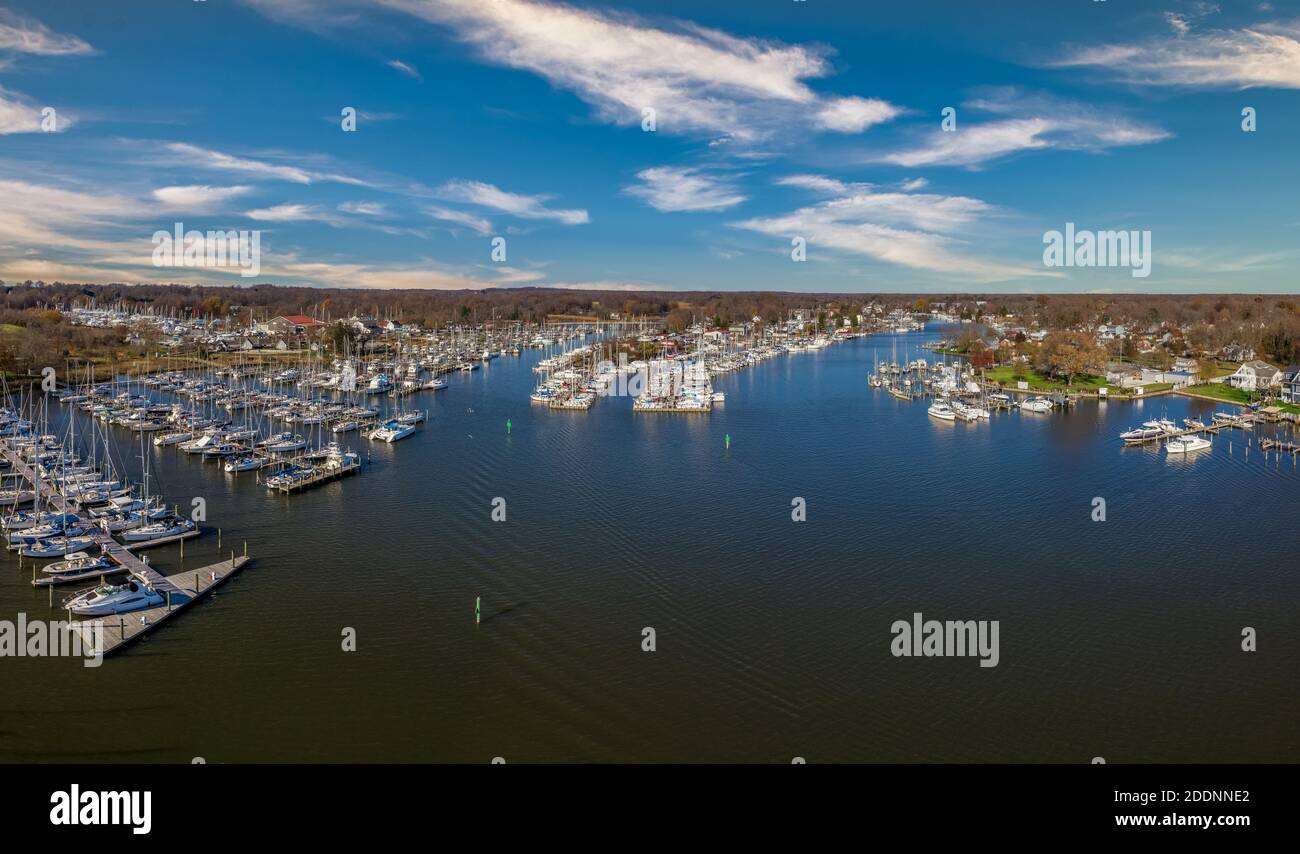 Panorama aérien panoramique de Deale Waterfront docks sur la rive ouest de Chesapeake Bay Maryland, des dizaines de voiliers de luxe amarrés dans la marina. Banque D'Images