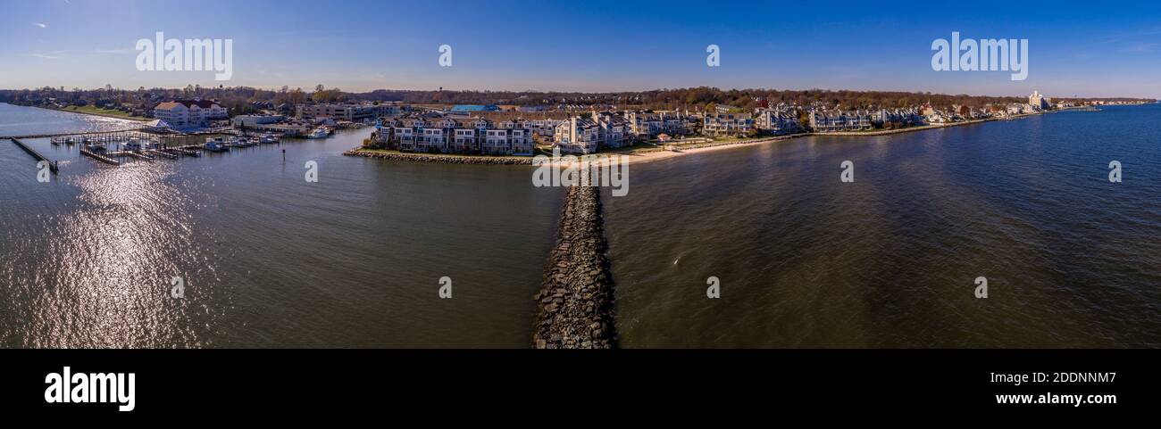 Panorama aérien de Chesapeake Beach sur la rive est de Maryland avec voiliers locations de vacances en bord de mer Banque D'Images