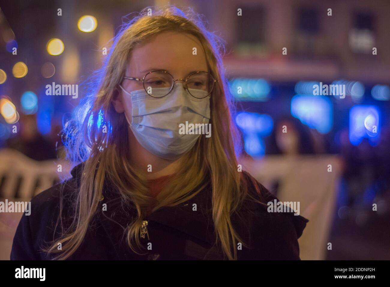 Malgré les restrictions du coronavirus, des gens sont descendus dans la rue pour exiger un changement de politique et un engagement de la part de l'ensemble de la société, dans le quartier de Vallecas, des centaines de personnes ont manifesté pour commémorer la journée internationale contre la violence sexiste sous le slogan « voisin confiné ici sont vos sœurs », les féministes soulignent comment la pandémie aggrave la situation des femmes qui souffrent de violence sexiste, parce qu'elle facilite le contrôle exercé par les agresseurs tout en rendant difficile pour les femmes l'accès aux ressources existantes, encore plus limité dans cette situation de Banque D'Images