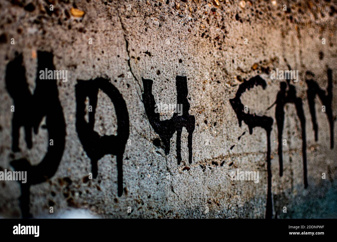 Graffiti inspiré peint sur le mur en béton d'une décharge Banque D'Images