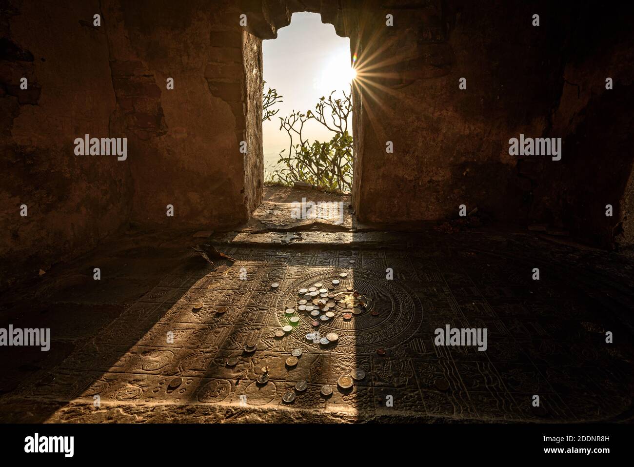 Le paysage du soleil sur l'empreinte du Bouddha à l'intérieur de la pagode sur le sommet de Khao ni dans la province de Nakhon Sawan, en Thaïlande. Banque D'Images