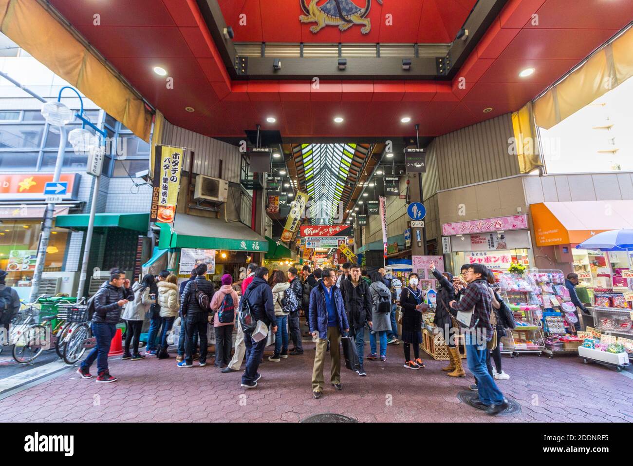 Le marché dynamique de Kuromon Ichiban à Osaka, au Japon Banque D'Images