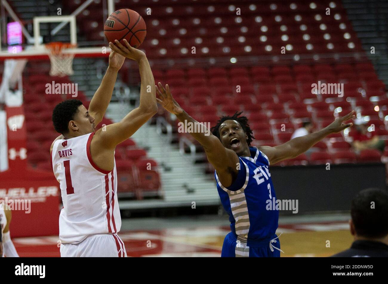 Madison, WI, États-Unis. 25 novembre 2020. Johnny Davis, garde des blaireaux du Wisconsin, a tourné au-delà de la portée de l'est de l'Illinois. Mack Smith, garde n° 3 lors du match de basket-ball NCAA entre les Panthers de l'est de l'Illinois et les blaireaux du Wisconsin au centre Kohl de Madison, WISCONSIN. John Fisher/CSM/Alamy Live News Banque D'Images