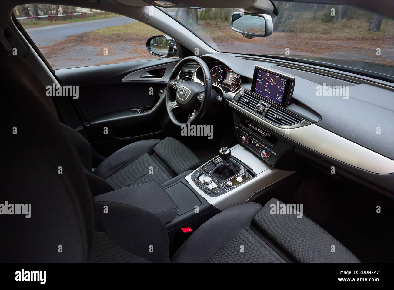 GRODNO, BÉLARUS - DÉCEMBRE 2019 : intérieur de l'Audi A6 4G C7 dans des tons sombres comme exemple d'équipement technologique d'affichage de véhicule moderne avec GPS Banque D'Images