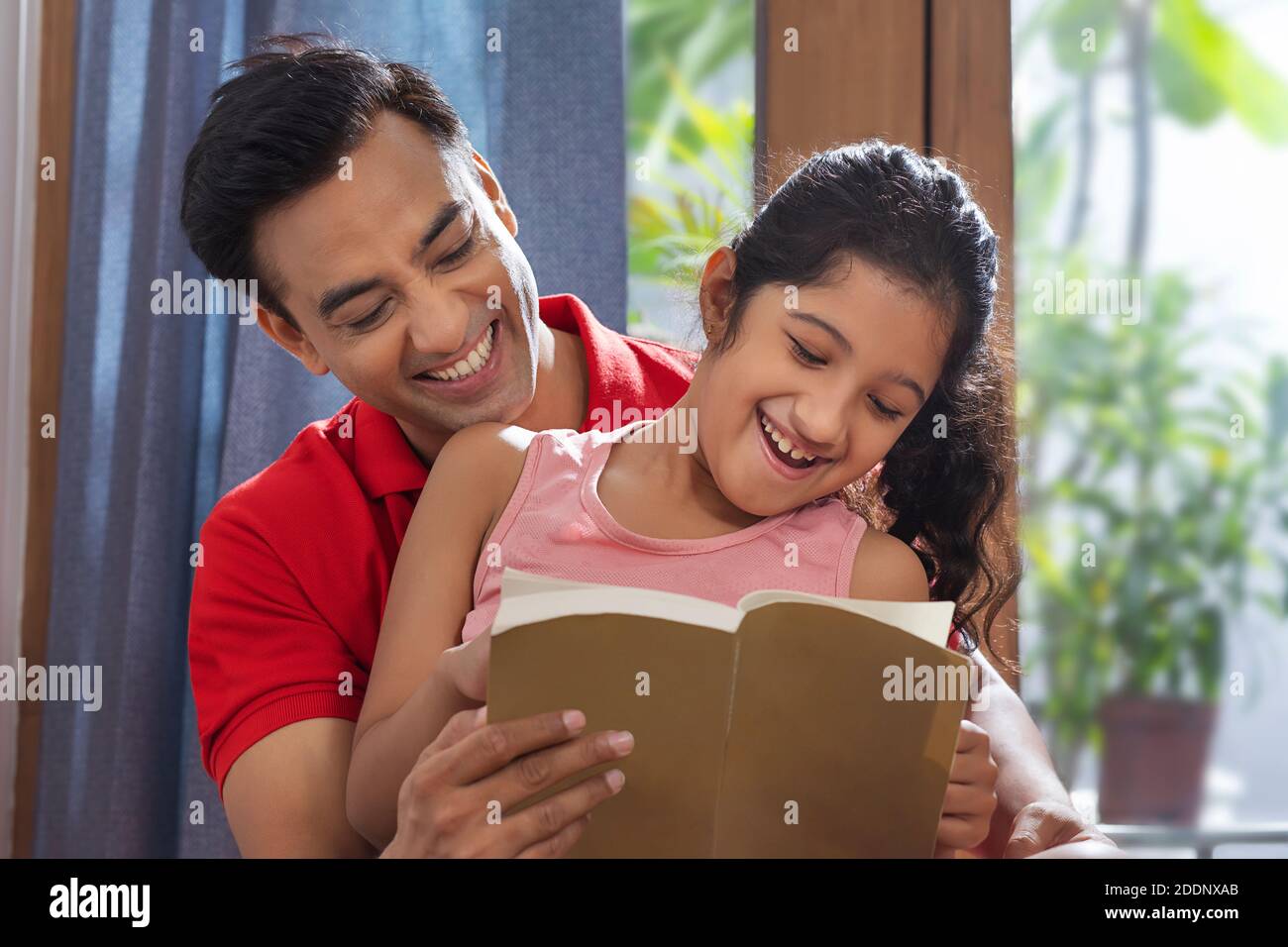 Père et fille lire un livre Banque D'Images