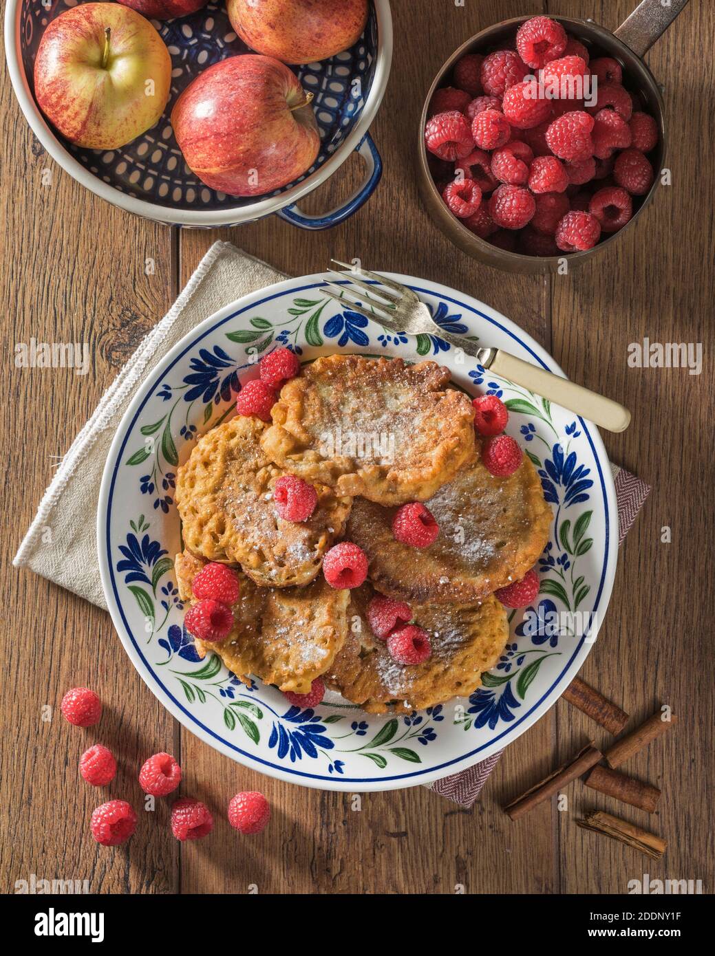 Racichy. Raciszki Z Jabłkami. Crêpes aux pommes polonaises. Pologne alimentaire Banque D'Images