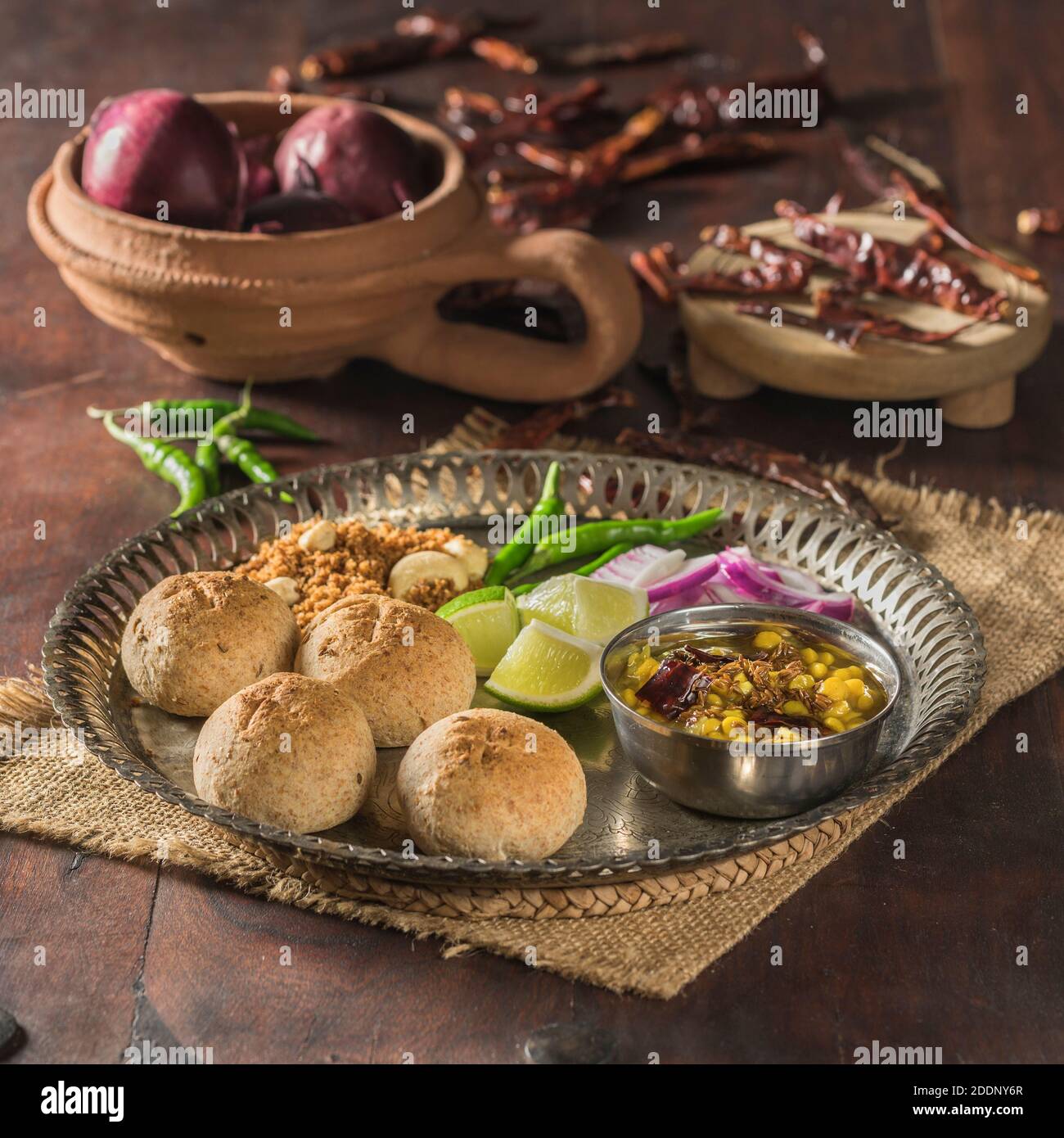 Dal bati. Lentilles épicées avec petits pains à la farine de blé. Inde alimentaire Banque D'Images