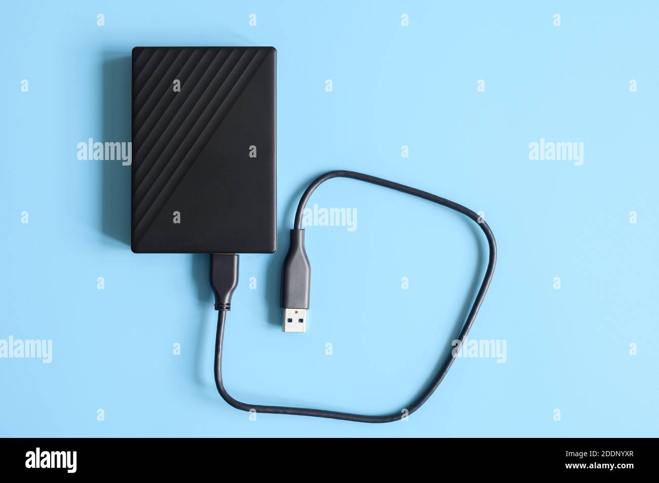 disque dur externe de couleur noire avec câble de connexion en bleu  arrière-plan Photo Stock - Alamy