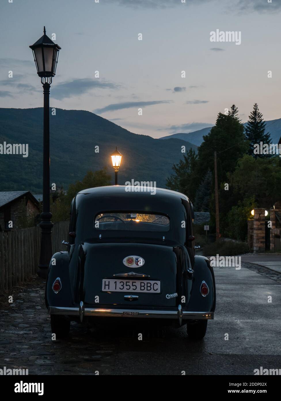 Vieille voiture Citroën traction avant ancienne dans les rues de Benasque au crépuscule. Huesca, Aragón, Espagne Banque D'Images