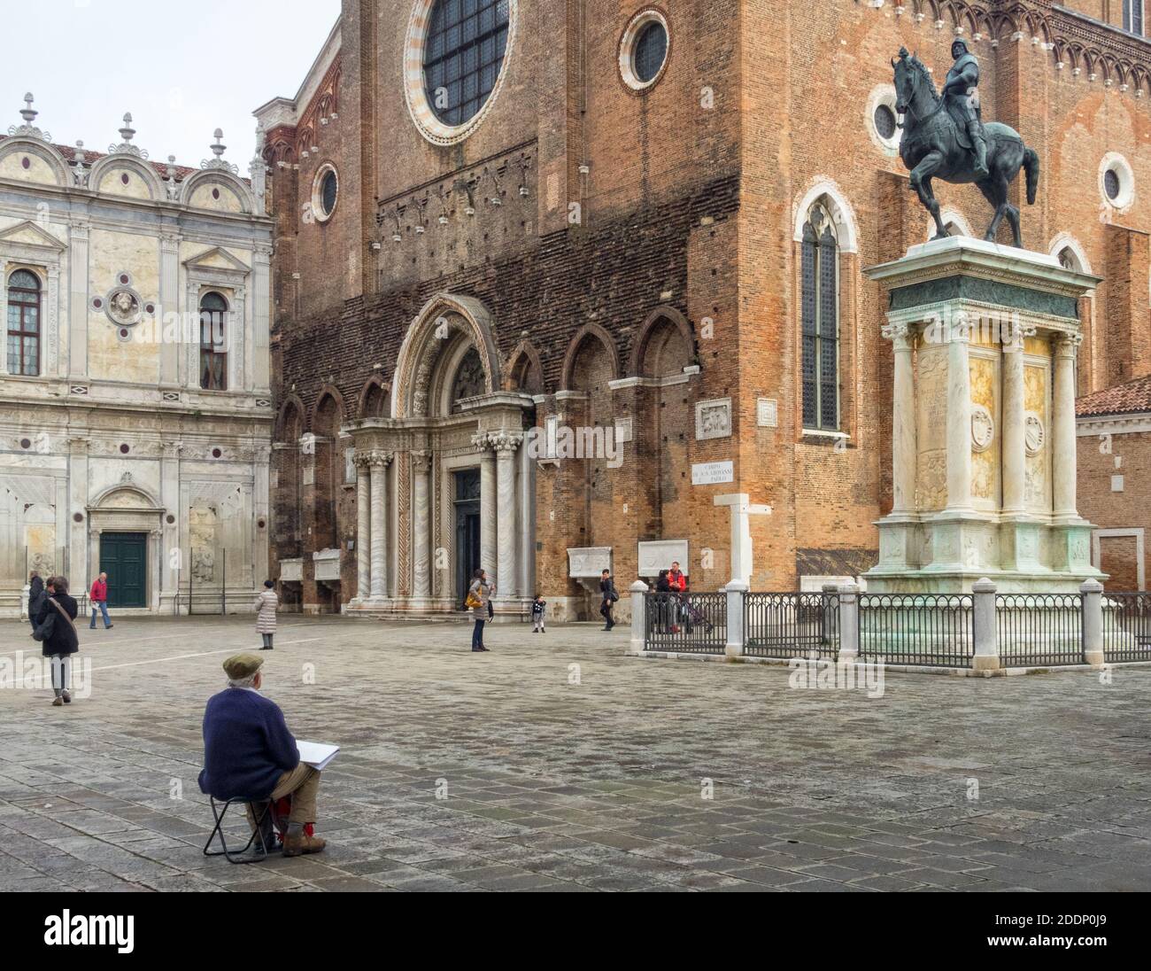 Un artiste dessine la statue équestre de Bartolomeo Colleoni à Campo Santi Giovanni e Paolo - Venise, Vénétie, Italie Banque D'Images