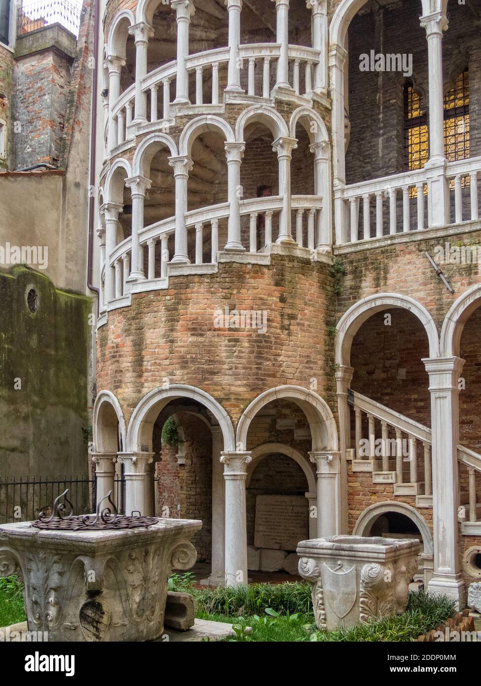 L'escalier extérieur en colimaçon multi-voûte du Palazzo Contarini del Bovolo - Venise, Vénétie, Italie Banque D'Images