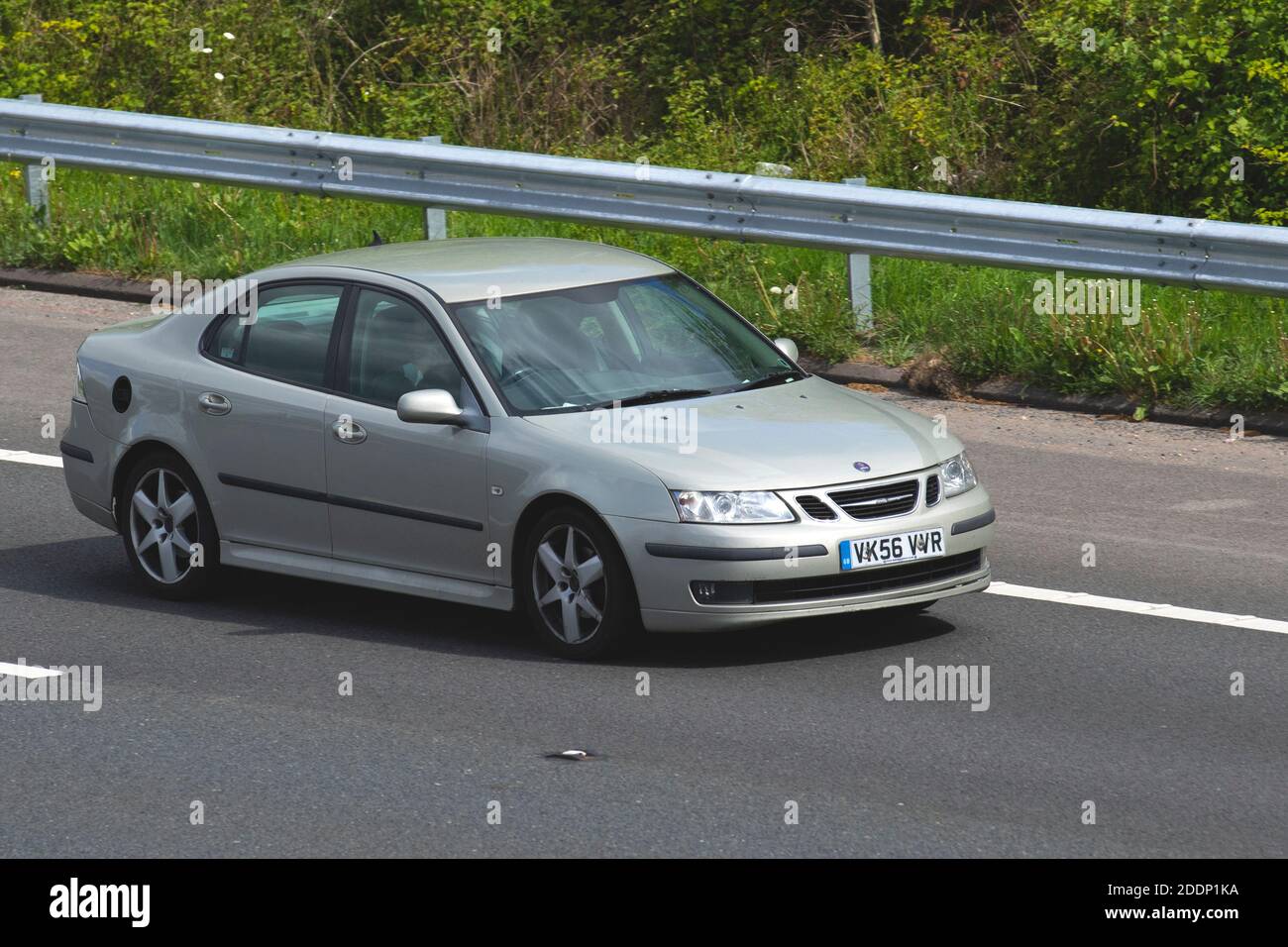 Berline 2006 argent 9-3 Vector Sport TID 8V de Saab ; circulation automobile, véhicules en mouvement, voitures, véhicule roulant sur les routes britanniques, moteurs, conduite sur l'autoroute M6 du réseau routier britannique. Banque D'Images
