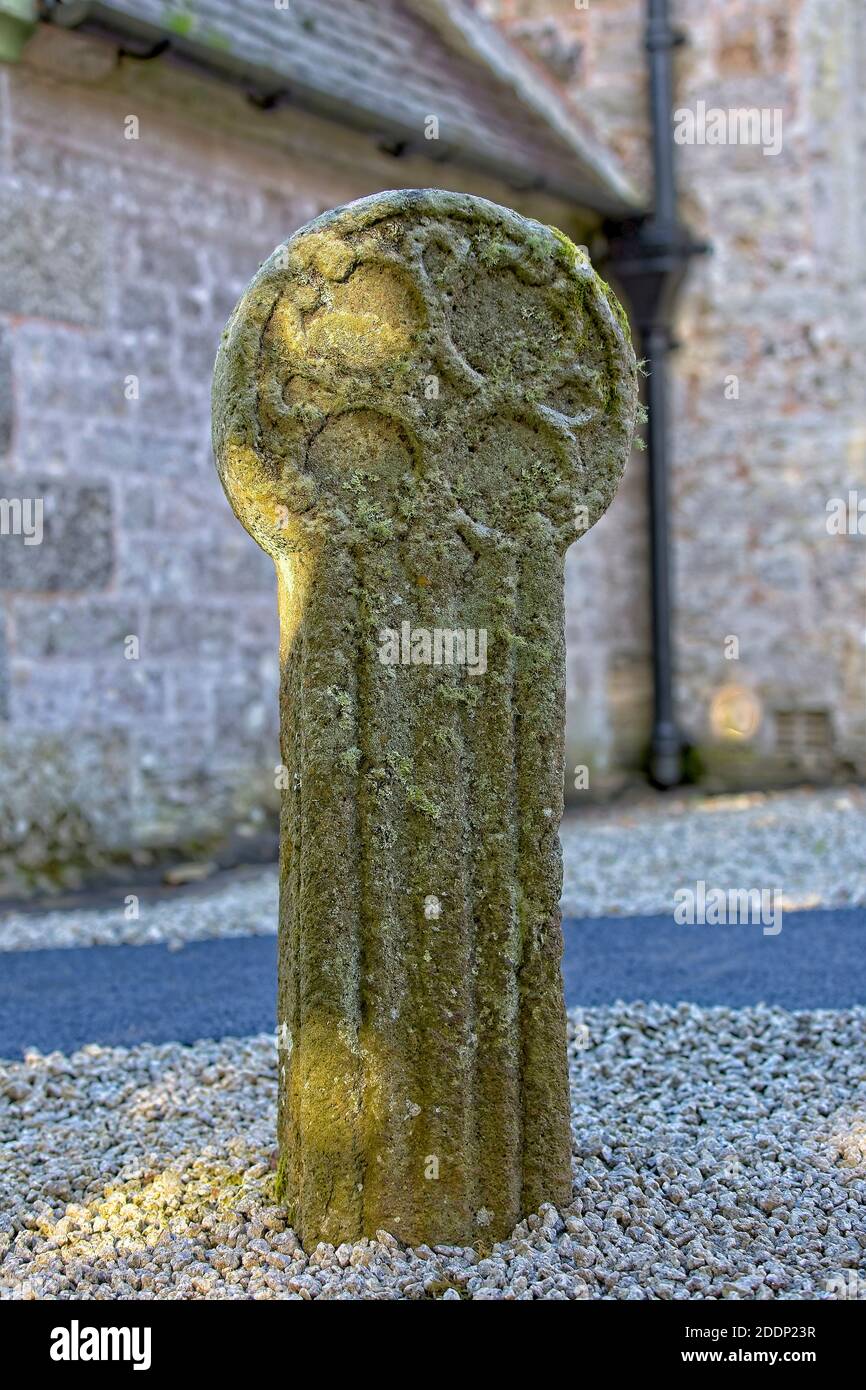Une ancienne croix sculptée dans le domaine de l'église de St Feock, Feock, Cornouailles, Angleterre, Royaume-Uni. Banque D'Images