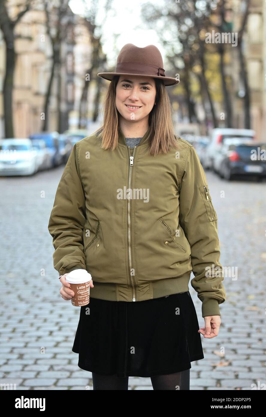 Berlin, Allemagne. 23 novembre 2020. L'actrice autrichienne Vidina Popov  lors d'une promenade dans son quartier préféré à Neukölln. Elle joue  l'assistante dans l'ARD 'thriller de Lisbonne' et admet à son chapeau-tick.  Elle